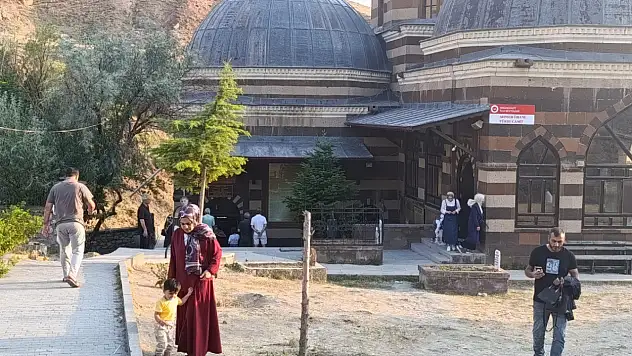 Ahmed-i Hani Türbesi kültürel mirasıyla ilgi odağı olmaya devam ediyor