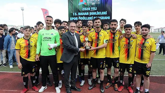 Ahmet Çelebi, AİÇÜ Bahar Şenlikleri spor ödülleri programına katıldı