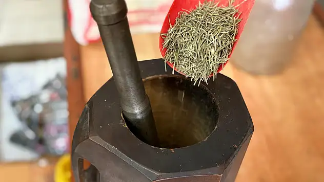 Ahşap havan Ağrı'da geleneksel aktarlık kültürünü yaşatıyor