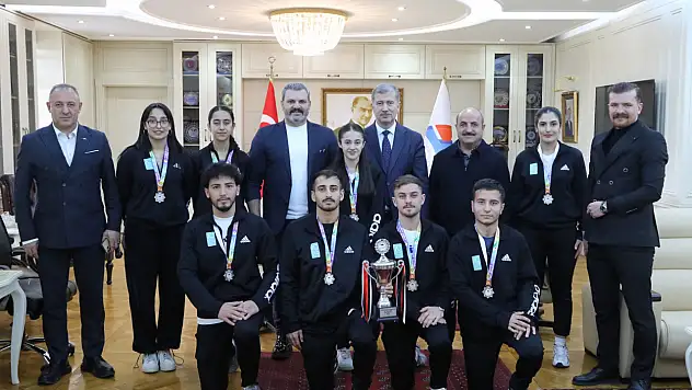 AİÇÜ Badminton Takımı Rektör Gülçin'i ziyaret etti