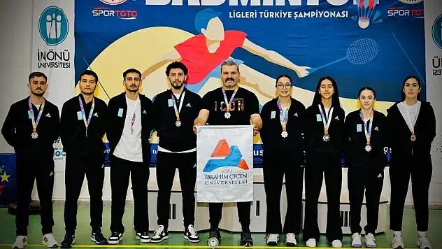 AİÇÜ Badminton Takımından çifte zafer