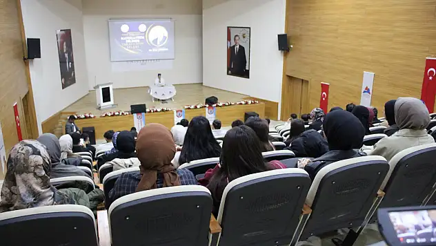 AİÇÜ'de 'Matematiğin Dilinde Yaratıcının İzleri' konferansı düzenlendi