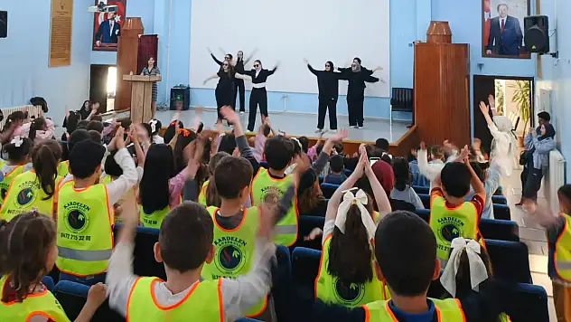 AİÇÜ'de minikler için renkli şenlik düzenlendi