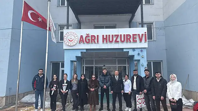 AİÇÜ öğrencileri huzurevinde bayramlaştı
