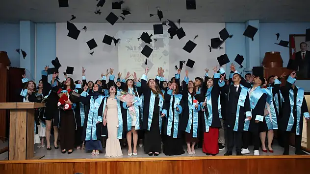 AİÇÜ Sivil Havacılık Meslek Yüksekokulu'nda mezuniyet coşkusu yaşandı