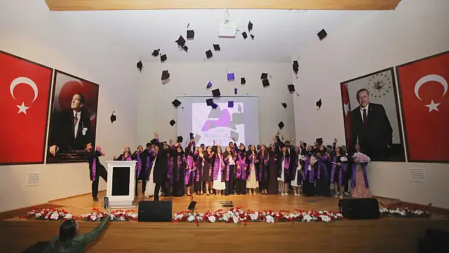 AİÇÜ Spor Bilimleri Fakültesi'nde mezuniyet heyecanı