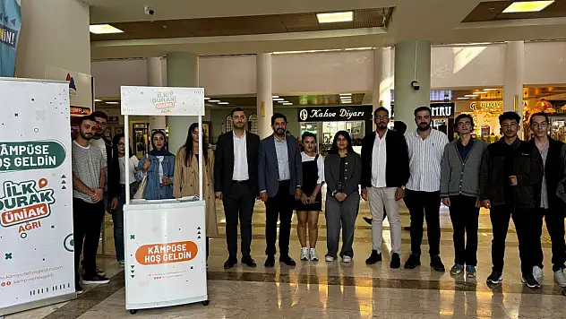AK Parti Ağrı Gençlik Kolları ÜNİAK standında gençlerle buluştu
