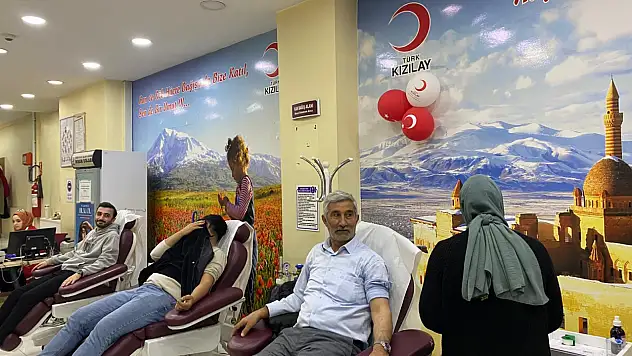 AK Parti Ağrı teşkilatından Kızılay'a kan bağışı desteği