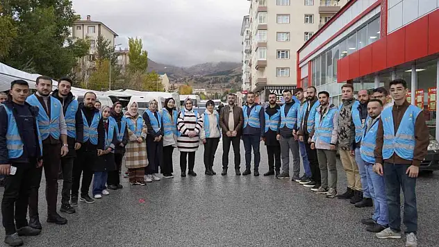 AK Parti'den Pazar Ziyareti: Çay, Çikolata ve Destek İkramı