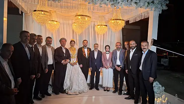 AK Parti Hakkari'de yeni evlenen çifti yalnız bırakmadı, düğün coşku dolu anlarla kutlandı