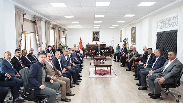 AK Parti Muş İl Başkanı Melik Emre, Yeni İl Yönetimiyle Birlikte Vali Avni Çakır'ı Ziyaret Etti
