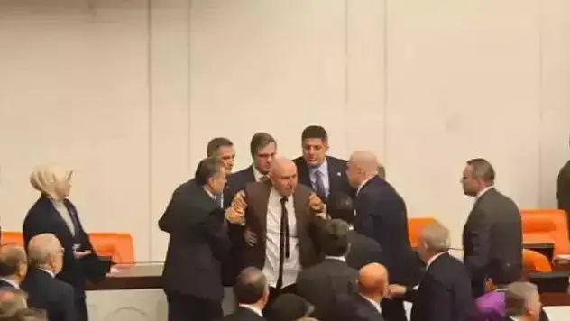 AK Parti ve CHP'li vekiller neden kavga etti? Meclis'te kavga SON DAKİKA! Meclis'te neden kavga çıktı?