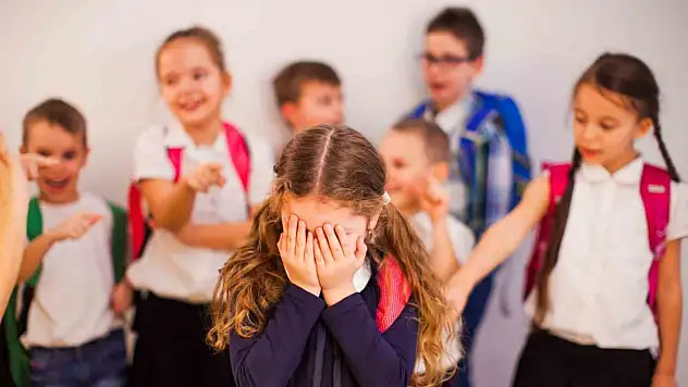 Akran zorbalığı çocuklarda depresyona neden oluyor