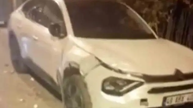 Alkollü sürücü park halindeki araçlara çarptı, olay yerinden kaçtı