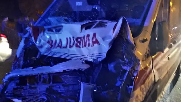 Ambulans manda ile çarpıştı, hasta başka araca aktarıldı