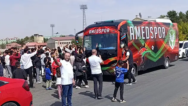 Amedspor takım otobüsüne Ağrı'da konvoylu karşılama