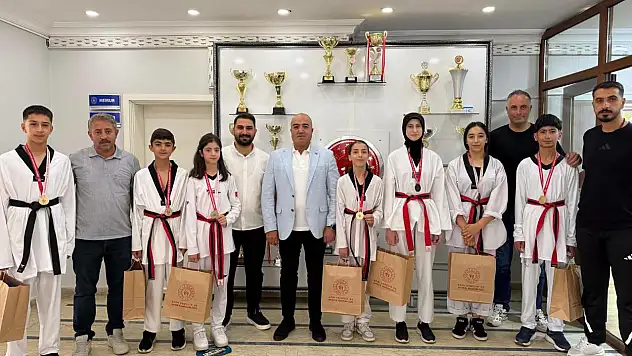 ANALİG Taekwondo'da Ağrı'nın gururu olan sporcular ödüllendirildi