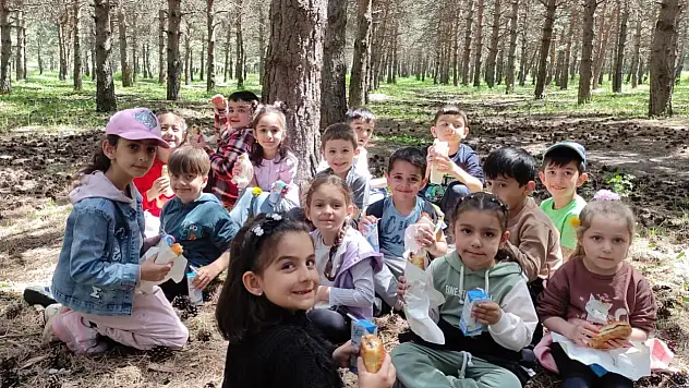 Anaokulu öğrencileri çevre için temizlik yaptı, büyüklerine anlamlı mesajlar verdi