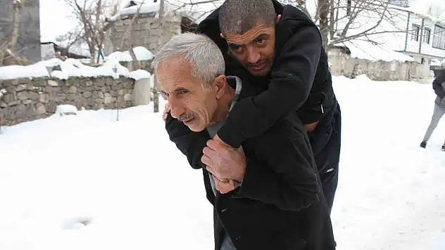 Annesinin mezarına gitmek istedi, herkes seferber oldu