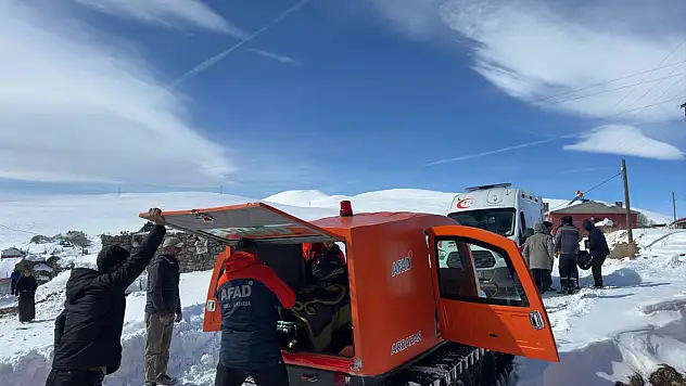 Ardahan'da kapanan yolları aşan ekipler yaşlı hastayı hastaneye ulaştırdı
