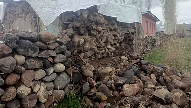 Aşırı yağış Doğubayazıt Dalbahçe'de konutları ve ahırları vurdu