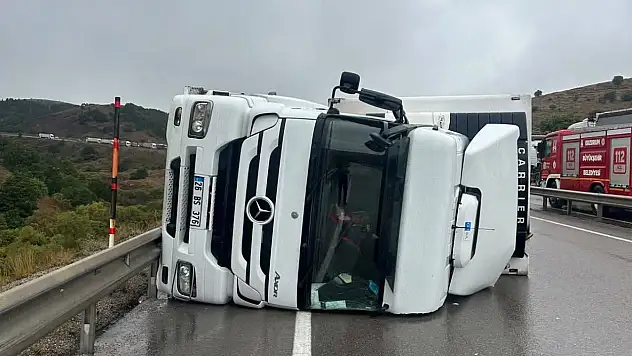 Aşkale'de aynı noktada iki günde ikinci kaza: TIR yan yattı