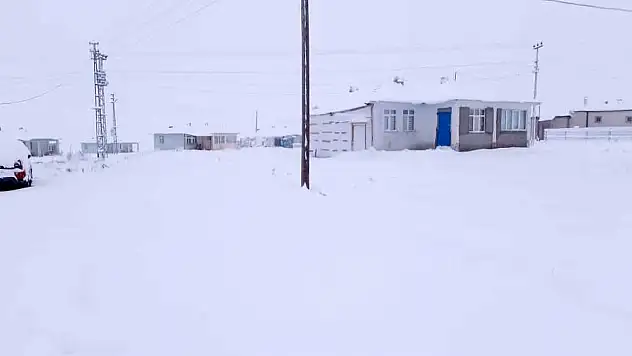 Aşkale'de Beklenen Kar Yağışı Başladı, İlçe Beyaza Büründü!