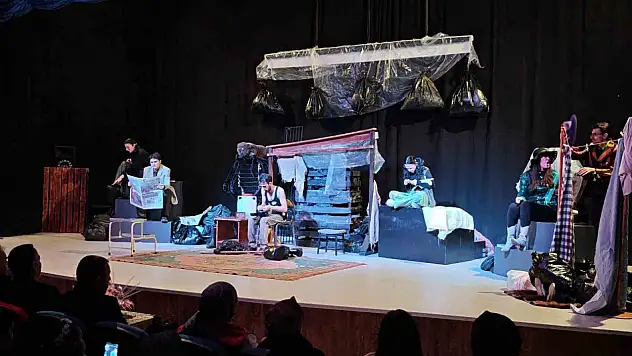 Aşkale'de Mavi Kolye Tiyatro Oyunu ile Kültürel Bir Akşam Geçirildi