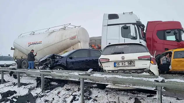 Aşkale'de sis ve buzlanma faciaya yol açtı: Zincirleme kazada 8 kişi kritik