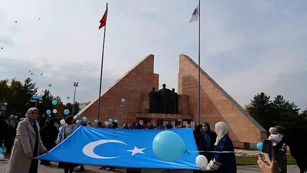 Atatürk Üniversitesi'nde Doğu Türkistan için mavi beyaz balonlu farkındalık etkinliği düzenlendi