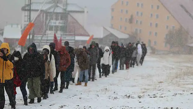 Atatürk Üniversitesi'nden 245 öğrenci Palandöken'e Cumhuriyet tırmanışı düzenledi