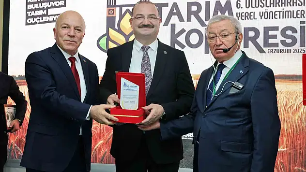 Atatürk Üniversitesi Rektörü, Erzurum'un tarım potansiyelini uluslararası kongrede tanıttı