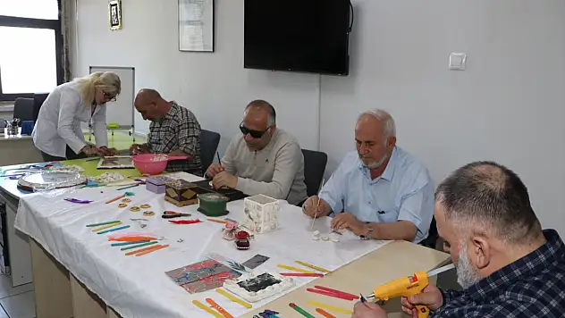 Atıklar engellilerin emeğiyle hediyelik ürüne dönüşüyor