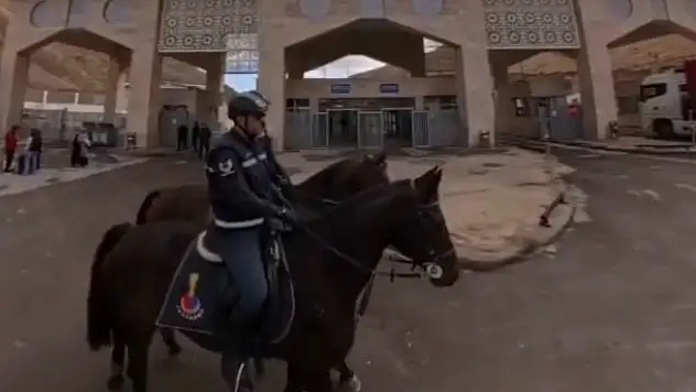 Atlı Jandarma Timi Kapıköy'de devriye ile sınır güvenliğini artırıyor