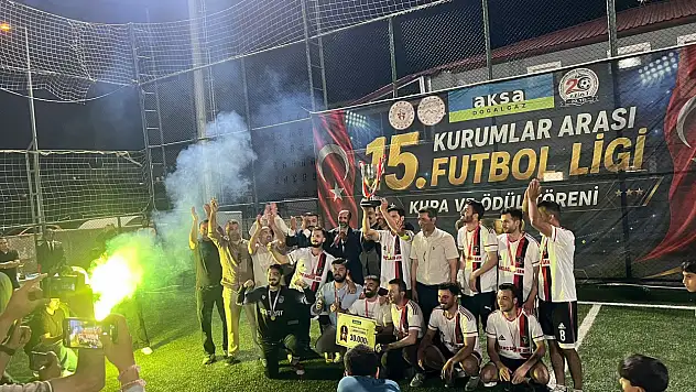 ATSO Başkanı Alpaslan'dan şampiyon takıma plaket
