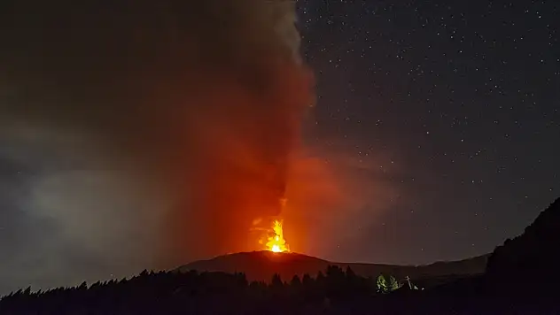 Avrupa'nın yanardağı Etna yeniden faaliyete geçti