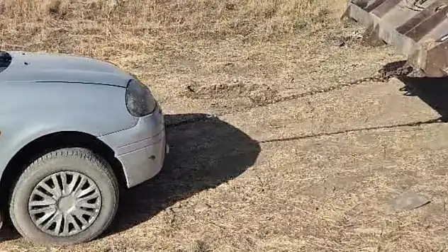 Ayanıs sahilinde tatilciler toprak yolda mahsur kaldı, muhtar yardım etti!