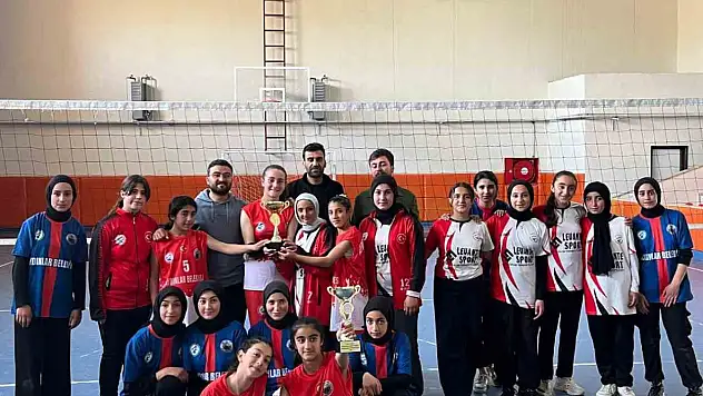 Aydınlar Okulları, Adilcevaz'da düzenlenen voleybol turnuvasında birinci ve ikinci oldu!