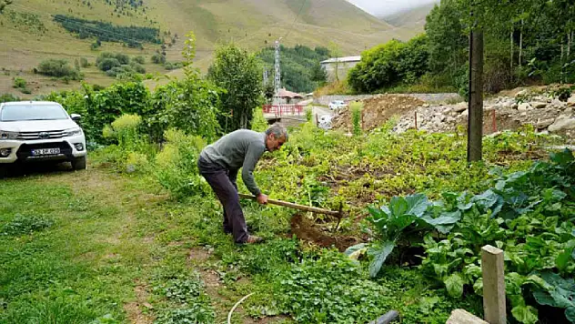 Azim dolu emekli imam, yüksek rakımlı köyünde büyük bir dönüşüm gerçekleştirdi