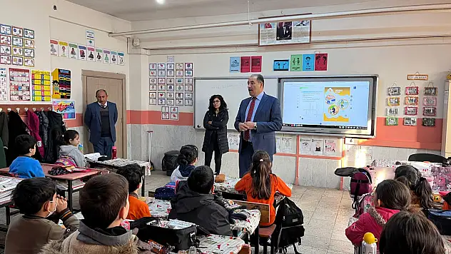 Aziz Gün, Hürriyet Ortaokulunu Ziyaret Ederek Bayrak Töreni'ne Katıldı