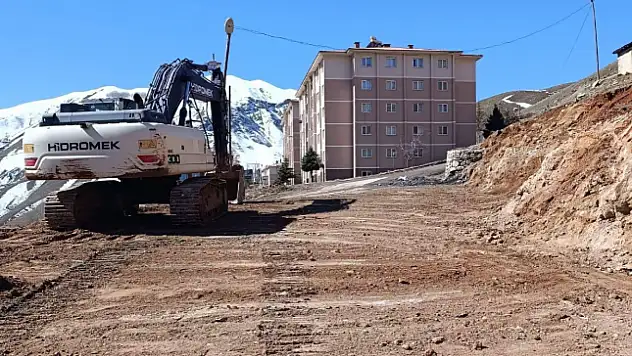 Bahçesaray Belediyesi, Yol Açma ve Tehlike Arz Eden Binaların Yıkımı Çalışmalarını Sürdürüyor