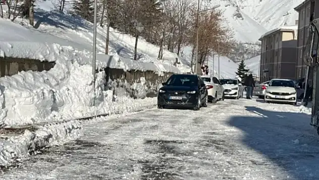 Bahçesaray'da Karla Mücadele Çalışmaları Aralıksız Sürüyor