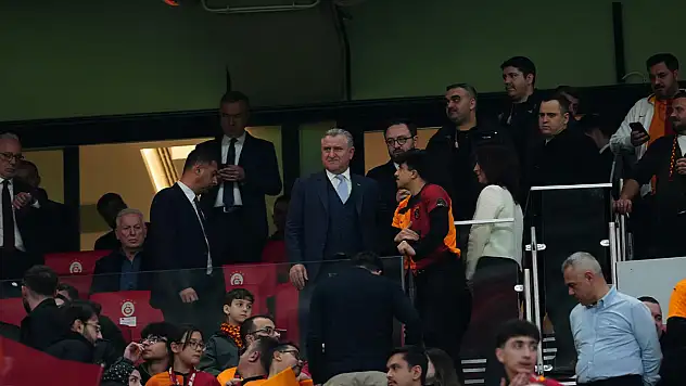 Bakan Bak kritik maçı tribünden izledi