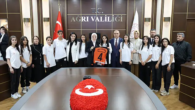 Bakan Göktaş Ağrı'da ağırlandı, kadın sporcularla bir araya geldi