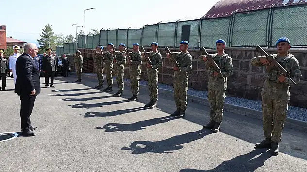 Bakan Güler, Malazgirt Zaferi etkinlikleri için Ahlat'ta askeri denetim gerçekleştirdi