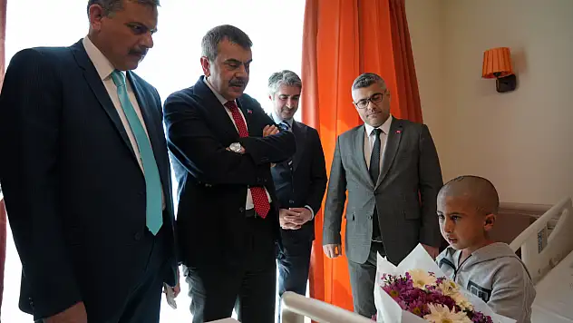 Bakan Tekin'den Erzurum'da minik Murat'a moral ziyareti
