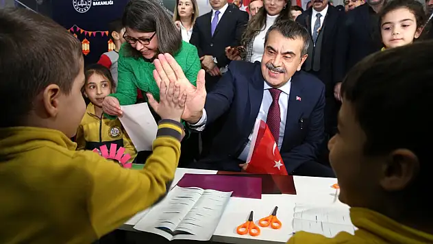 Bakan Tekin öğrencilerle geleneksel atölyede buluştu