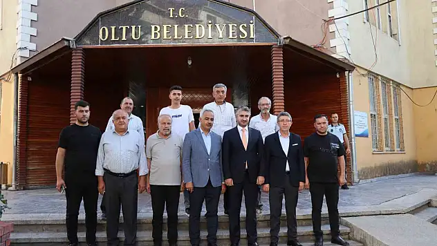 Bakan Yardımcısı Tarıktaroğlu, Oltu'da sosyal hizmetler ve tespih hediyesiyle gündem oluşturdu