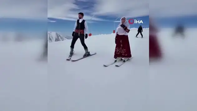 Bar ekibi kostümüyle kayak yapan sporcular sosyal medyayı salladı