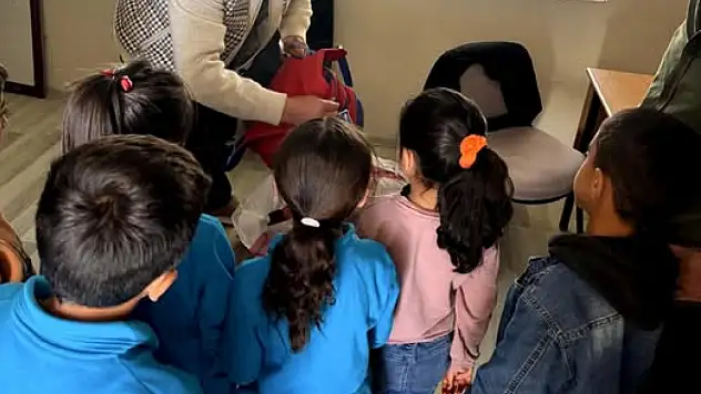 Başkale Belediyesi'nden 220 Öğrenciye Kırtasiye Desteği